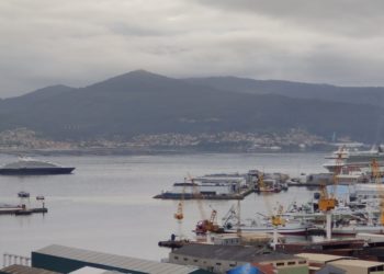 Vigo recibe al lujoso ‘Scenic Eclipse’, un exclusivo crucero con dos helicópteros y un submarino
