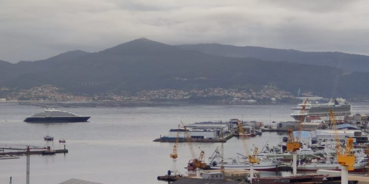 Vigo recibe al lujoso ‘Scenic Eclipse’, un exclusivo crucero con dos helicópteros y un submarino