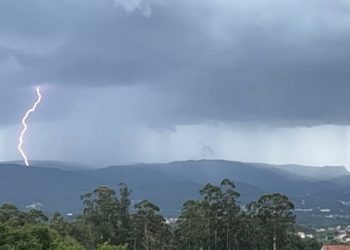 La tormenta y varios chaparrones sorprenden en Vigo y su área metropolitana