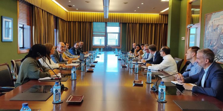 Expertos en pesca de la Comisión Europea conocen la estrategia Blue Growth del Puerto de Vigo