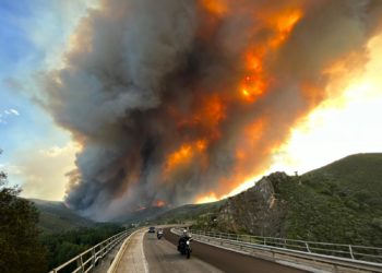 Casas quemadas, AVE suspendido y más de 13.500 hectáreas quemadas en Galicia