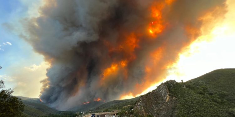 Casas quemadas, AVE suspendido y más de 13.500 hectáreas quemadas en Galicia