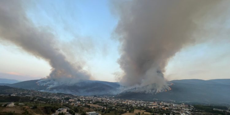 Casas quemadas, AVE suspendido y más de 13.500 hectáreas quemadas en Galicia