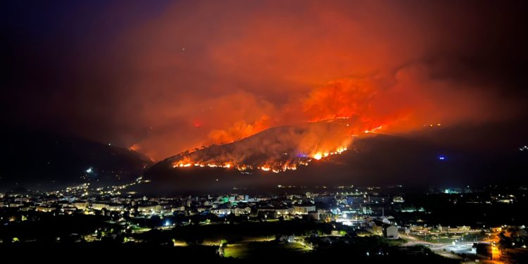 Casas quemadas, AVE suspendido y más de 13.500 hectáreas quemadas en Galicia