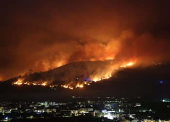 Casas quemadas, AVE suspendido y más de 13.500 hectáreas quemadas en Galicia