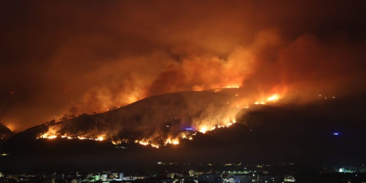 Casas quemadas, AVE suspendido y más de 13.500 hectáreas quemadas en Galicia
