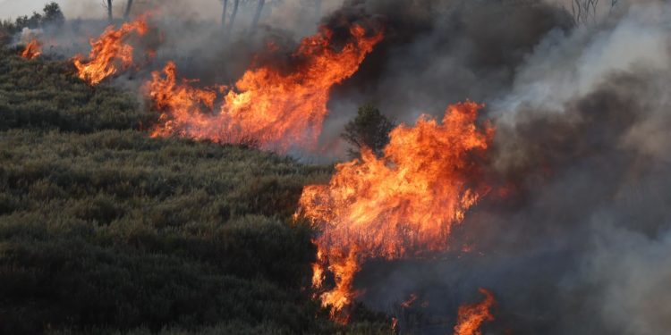Casas quemadas, AVE suspendido y más de 13.500 hectáreas quemadas en Galicia