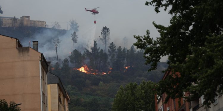 Los incendios forestales se ceban con Valdeorras: 2.400 hectáreas y vecinos desalojados