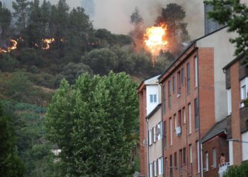 Los incendios forestales se ceban con Valdeorras: 2.400 hectáreas y vecinos desalojados