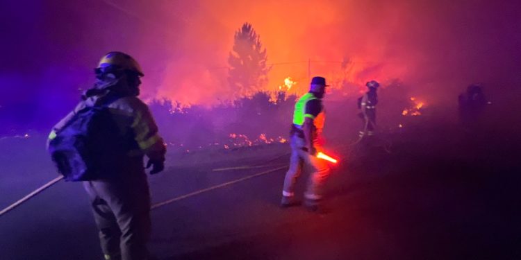 Otro devastador incendio obliga a desalojar a vecinos en Castrelo de Miño y arrasa ya 100 hectáreas
