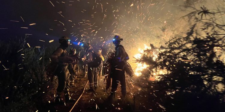 Otro devastador incendio obliga a desalojar a vecinos en Castrelo de Miño y arrasa ya 100 hectáreas