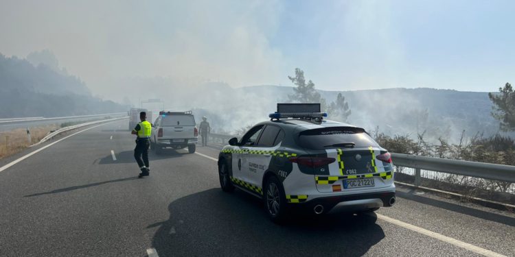 Corte total de la Autovía das Rías Baixas en A Cañiza por incendios forestales