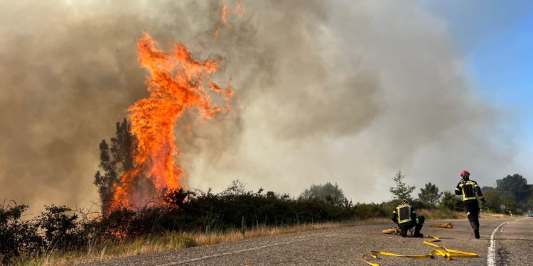 Reabre la A-52 en A Cañiza y el fuego afecta ahora a la N-120