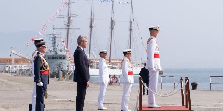 El rey preside la entrega de despachos en Marín con el ‘Villa de Pitanxo’ en el recuerdo