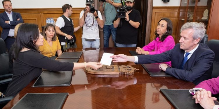 Las familias del ‘Villa de Pitanxo’ y la Xunta exigen al Gobierno que se baje al pecio