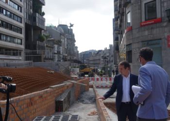 Caballero visita las obras de la peatonalización de Porta do Sol de Vigo: “Continúan en tiempo y forma”