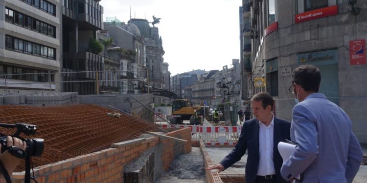 Caballero visita las obras de la peatonalización de Porta do Sol de Vigo: “Continúan en tiempo y forma”