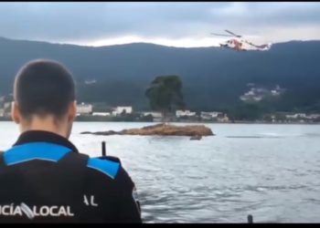 Un helicóptero rescata a un menor atrapado por la marea en un islote de Poio