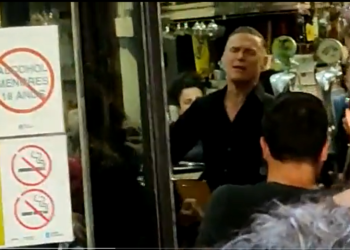Bryan Adams regala un directo de la mítica ‘Have you ever really loved a woman’ en una cafetería de Vigo