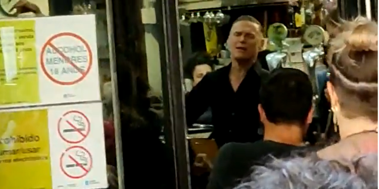 Bryan Adams regala un directo de la mítica ‘Have you ever really loved a woman’ en una cafetería de Vigo