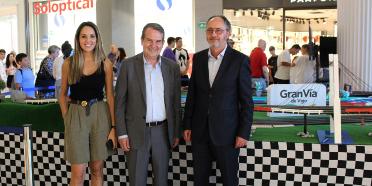 Abel Caballero inaugura el campeonato de scalextric en el Gran Vía de Vigo