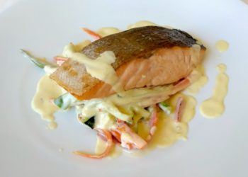 Salmón a la plancha sobre verduras al Martini