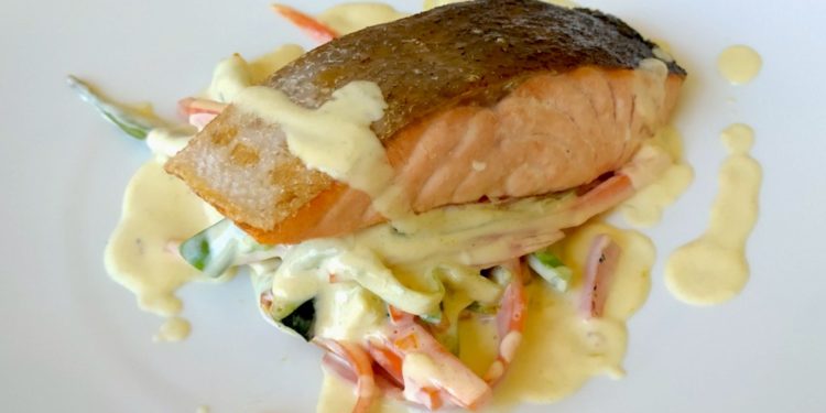 Salmón a la plancha sobre verduras al Martini