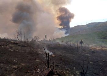 El fuego avanza sin freno en Arbo y amenaza casas tras arrasar 230 hectáreas
