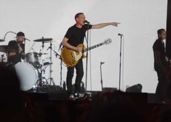 Sorpresas, nostalgia y emoción: todo sobre el inolvidable concierto de Bryan Adams en Vigo