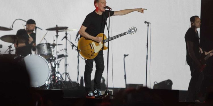 Sorpresas, nostalgia y emoción: todo sobre el inolvidable concierto de Bryan Adams en Vigo