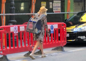 Con el gato a cuestas