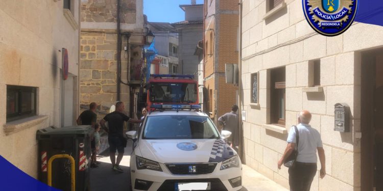 Cinco familias desalojadas por un incendio en un inmueble