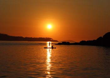 Helicóptero ‘Pesca 1’ y Salvamento se movilizan por cuatro menores en dos piraguas en apuros