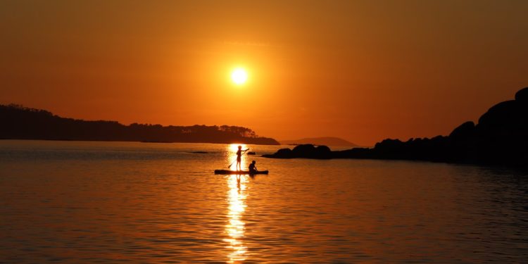 Helicóptero ‘Pesca 1’ y Salvamento se movilizan por cuatro menores en dos piraguas en apuros