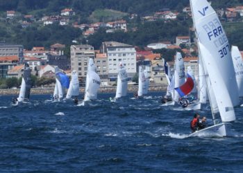 Los vigueses “Tone” Pérez y Laura Llópiz dan un primer golpe de mano tras casi ocho horas en el agua