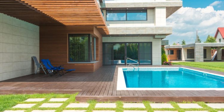Seguridad, bellos jardines y piscinas: aspectos importantes en el hogar