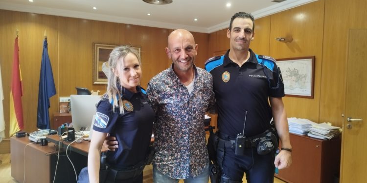 Axentes da Policía Local do Porriño salvan a vida dun home que sufriu un paro cardíaco mentres conducía