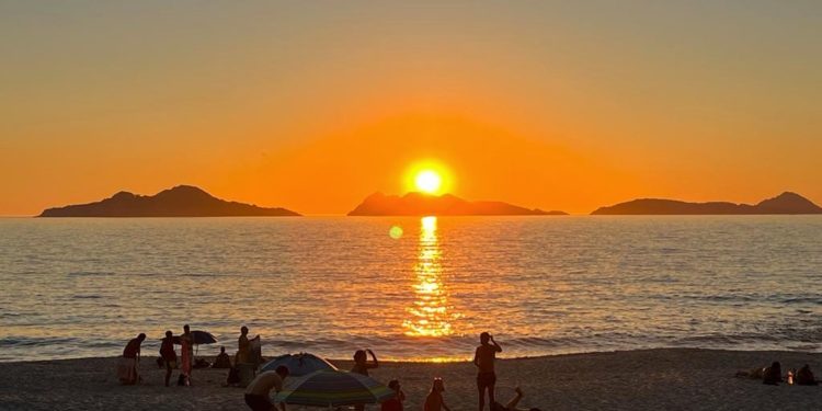 Alerta roja en Vigo tras una noche abrasante a 26 grados: ola de calor extrema en 48 concellos
