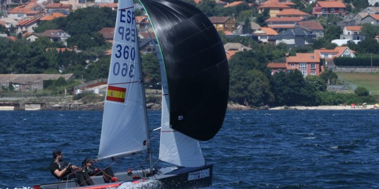 Los vigueses “Tone” Pérez y Laura Llópiz dan un primer golpe de mano tras casi ocho horas en el agua