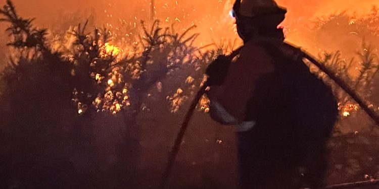 Otro devastador incendio obliga a desalojar a vecinos en Castrelo de Miño y arrasa ya 100 hectáreas