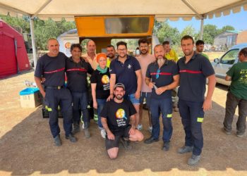 La solidaridad de un joven cocinero vigués apadrinado por estrellas Michelín: «Una sonrisa con un plato de comida»