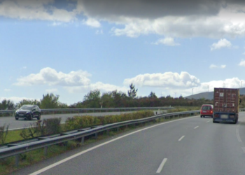 Excarcelada una mujer tras caerse por un desnivel en la A-52