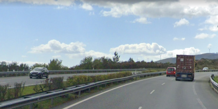 Excarcelada una mujer tras caerse por un desnivel en la A-52