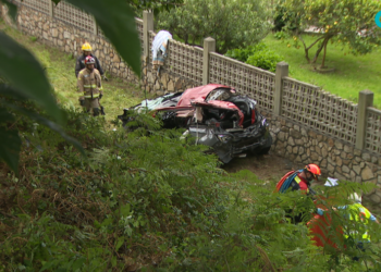 Muere un joven vigués y otro resulta herido al salirse de la vía su coche y caer por un terraplén en Cangas