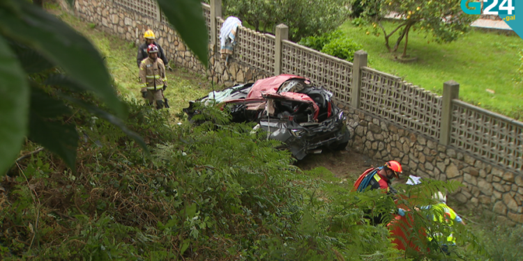 Muere un joven vigués y otro resulta herido al salirse de la vía su coche y caer por un terraplén en Cangas