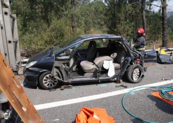 Herido grave, tras ser arrollado por un camión, el conductor de un coche que estaba parado en la A-52