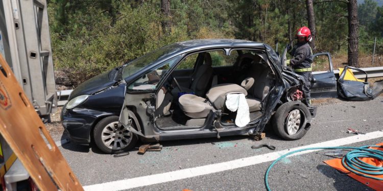 Herido grave, tras ser arrollado por un camión, el conductor de un coche que estaba parado en la A-52