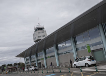Cerrada la pista del aeropuerto de Vigo por un agujero