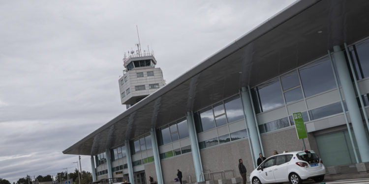 Cerrada la pista del aeropuerto de Vigo por un agujero