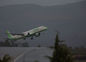 El aeropuerto de Vigo recupera la operatividad con una única cabecera tras cerrar por un agujero en la pista